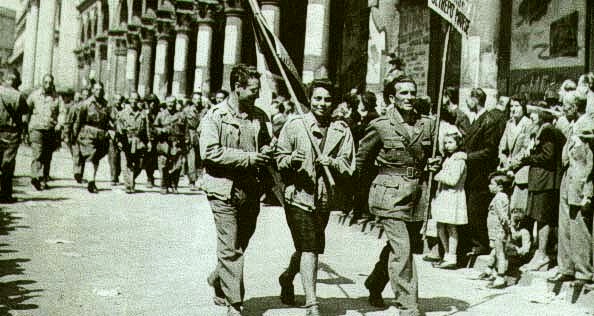 25 aprile - Manifestazione di partigiani per le strade di Milano subito dopo la liberazione